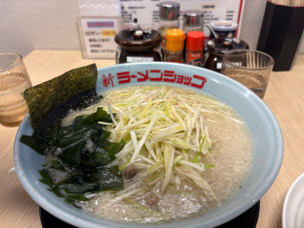 「ネギラーメン900円　中盛100円　塩変更100円」@新ラーメンショップ晴の写真