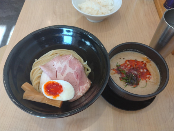 「【限定T】担々鶏絞りつけ麺¥1200+ライス少し」@「七色の落書き」の写真