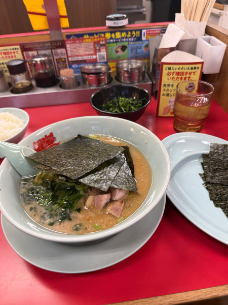 「醤油ラーメン　半ライス　ほうれん草」@山岡家 越谷レイクタウン店の写真