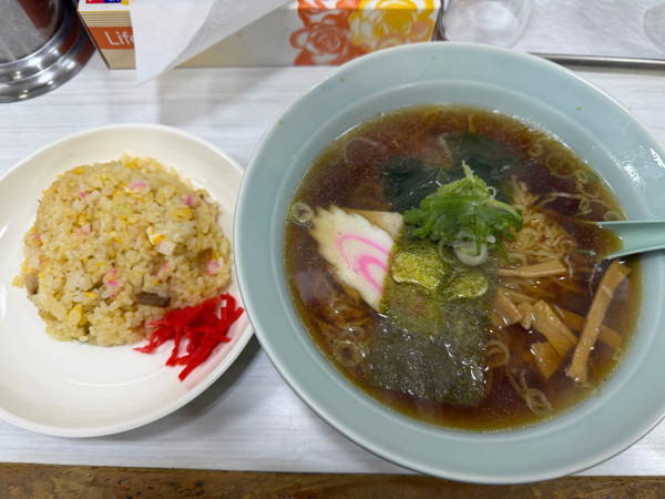 「中華ラーメン➕半チャーハン」@千代田しらかばラーメンの写真