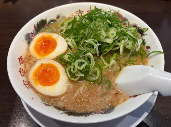 「こってりラーメンチャーハン定食＋味玉」@来来亭 吉川店の写真