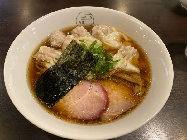 「肉ワンタン麺（黒だし）1,250円」@八雲の写真
