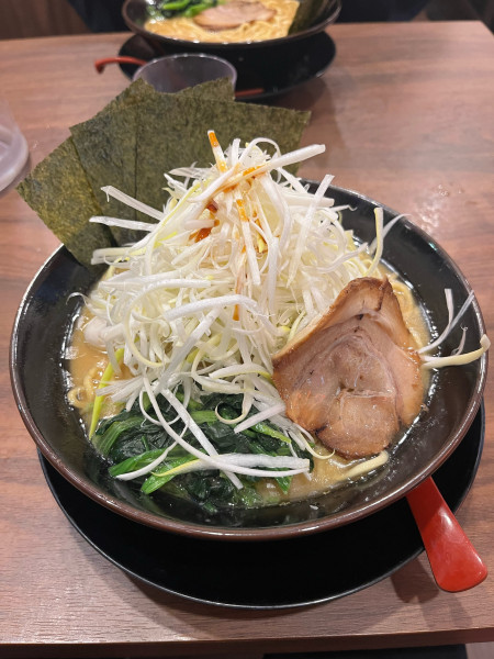 「学割ラーメン大盛りネギトッピング」@横濱家系ラーメン 狛江商店の写真