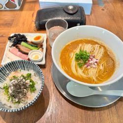 鯵煮干し和風味噌ラーメンと鶏勲ごはん小