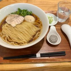 岩手県ほろほろ鳥だしのしょうゆラーメンと国産黒トリュフバターのト