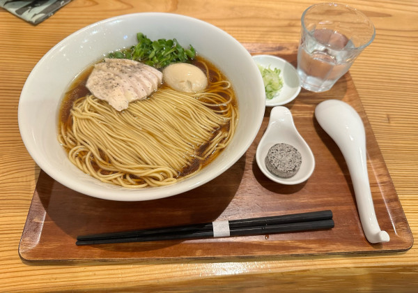 「岩手県ほろほろ鳥だしのしょうゆラーメンと国産黒トリュフバターのト」@ラーメン ル・デッサンの写真