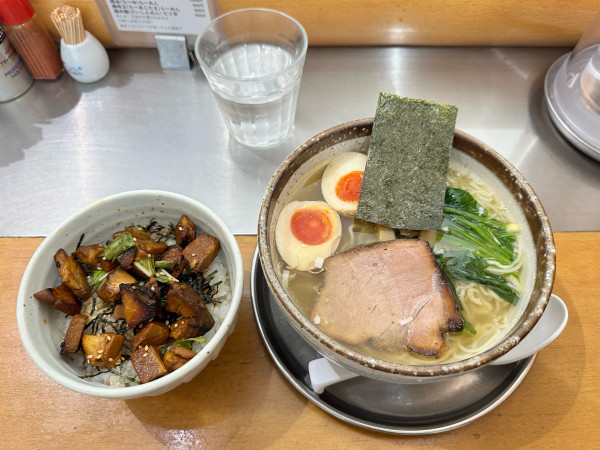 「鶏味玉しおと味豚ごはん」@麺屋 才蔵の写真
