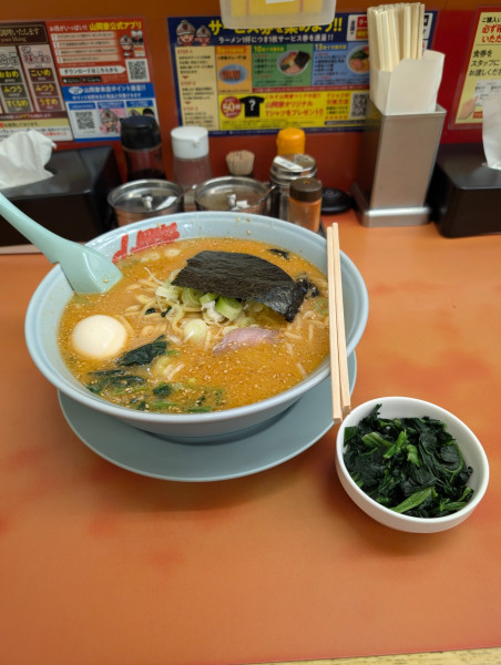 「特製味噌ラ〜メン大盛りほうれん草、味玉」@ラーメン山岡家 さいたま丸ヶ崎店の写真