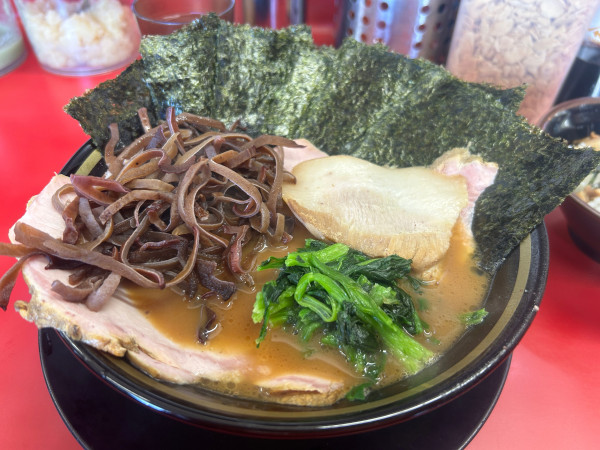 「チャーシューメン5枚　のり　トントロ　フォロサキクラゲ　カタオオ」@家系ラーメン 王道家の写真