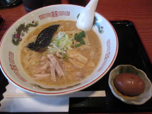 「特濃牛骨白湯らーめん（１０５０円）＋煮玉子１５０円」@煮込み食堂 まるしばの写真