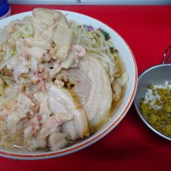 ラーメンぶた2枚（990円）＋カレータマネギ　ニンニクアブラ