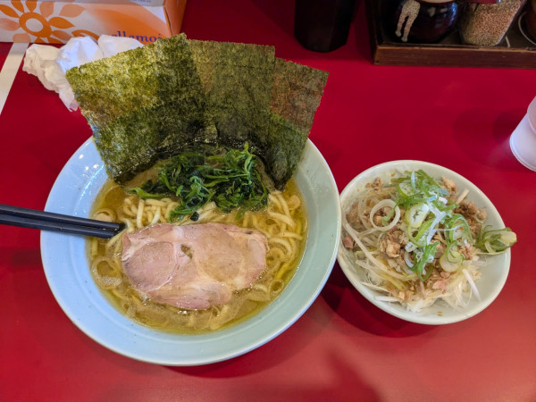 「ラーメンプラス、ネギ飯」@横浜家系らーめん たま家の写真