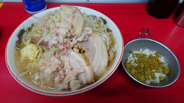 「ラーメンぶた2枚（990円）＋カレータマネギ　ニンニクアブラ」@ラーメン二郎 湘南藤沢店の写真