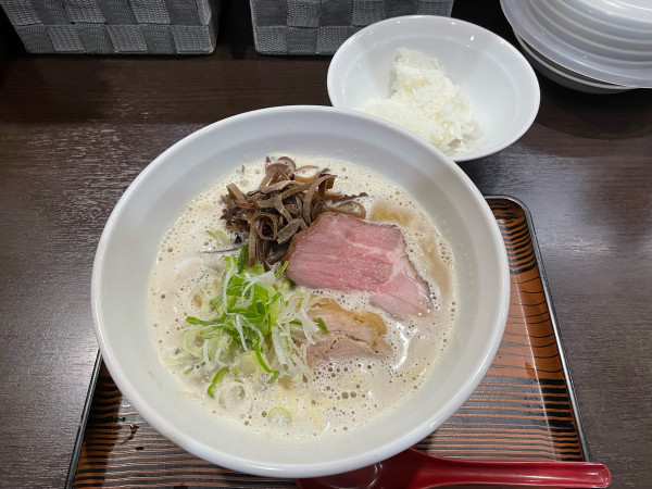 「ふわふわ豚骨ラーメン並1,000円麺類注文ライス無料」@めん家 一麺惚の写真