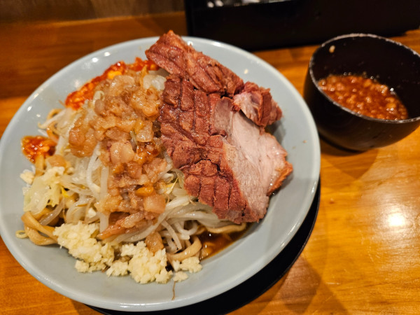 「トマト汁なし+チャーシュー2枚」@俺の生きる道 錦糸町店の写真