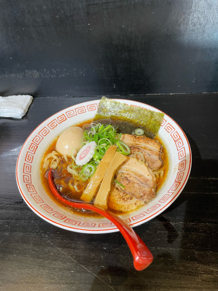 「屋台風中華そば+味玉　手もみ麺」@らぁ麺すみれ堂の写真