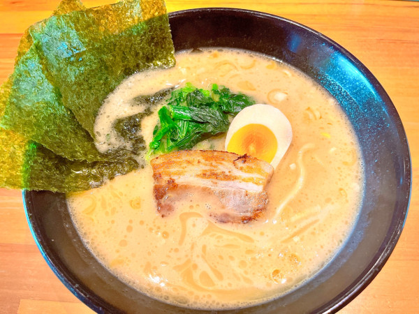 「豚骨醤油ラーメン（950円）」@オリオン餃子 宇都宮西口駅前店の写真