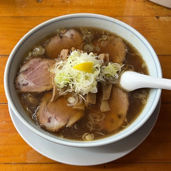 「チャーシュー麺（麺少な目→ワンタンに変更）薬味多め」@中華そば専門店 勝やの写真