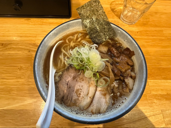 「らーめん＋麺大盛り＋炙り脂身」@麺屋 新三の写真