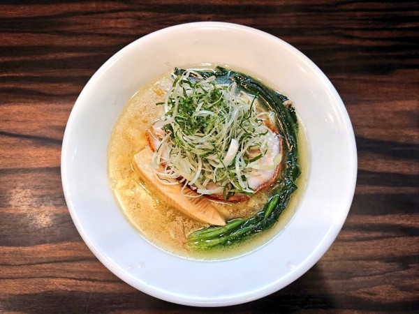 「魚介の塩らーめん(黒ソイ)」@稲荷屋の写真