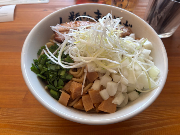 「人類みなまぜそば特盛りトロトロ焼豚玉ねぎ」@人類みなまぜそば 目黒店の写真