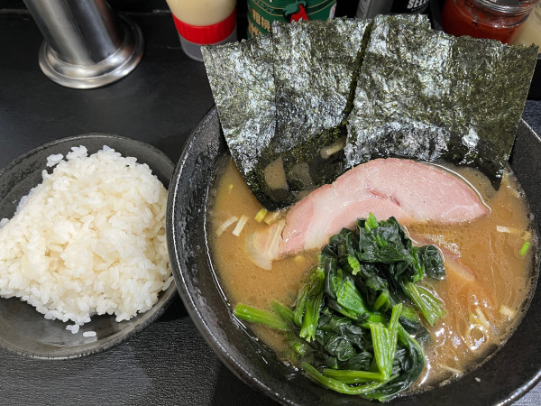 「ラーメン固め900円　ライス100円」@家系ラーメン竜の写真