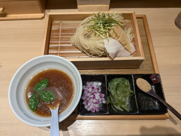 「淡麗煮干しの冷やしざるラーメン 温」@九十九里らぁめん くくり 千客万来店の写真