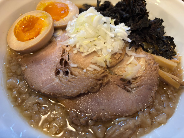 「特製煮干し醤油ラーメン＋味付け背脂（1300円）」@麺屋むどうの写真