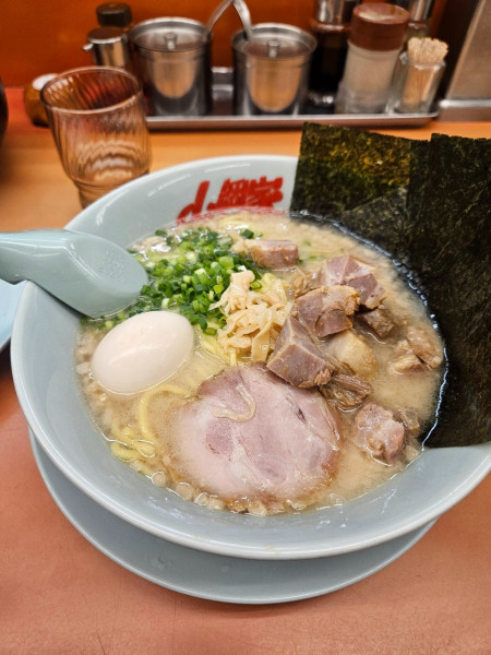 「プレミアム塩とんこつ コロチャー」@ラーメン山岡家 厚木店の写真