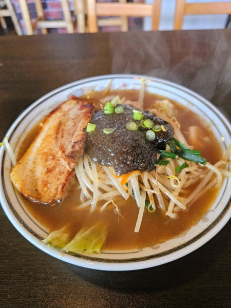 「ブラックラーメン」@キッチンバー コラソンの写真