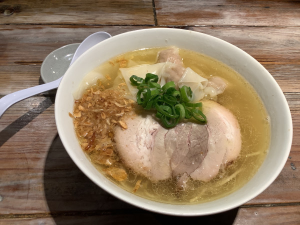 「ワンタン塩らぁ麺（並）1200円」@松戸中華そば 富田食堂の写真
