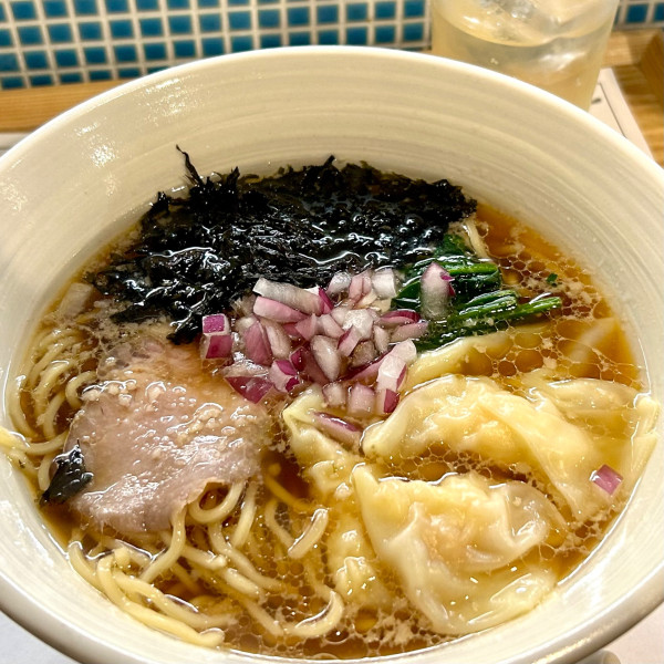 「長岡生姜醤油らーめん+海老ワンタン+デュワーズハイボール」@ハレ&ケの写真