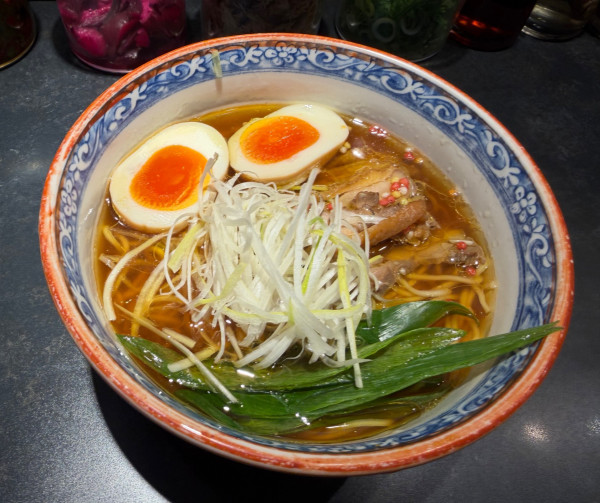 「笠岡式ラーメン ➕ 味玉」@笠岡ラーメン 一元堂 神保町店の写真