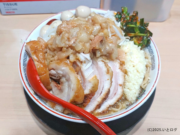 「大ぶた（＋うずら5個＋辛ニラ）」@ラーメン豚彦 甲府駅前店の写真