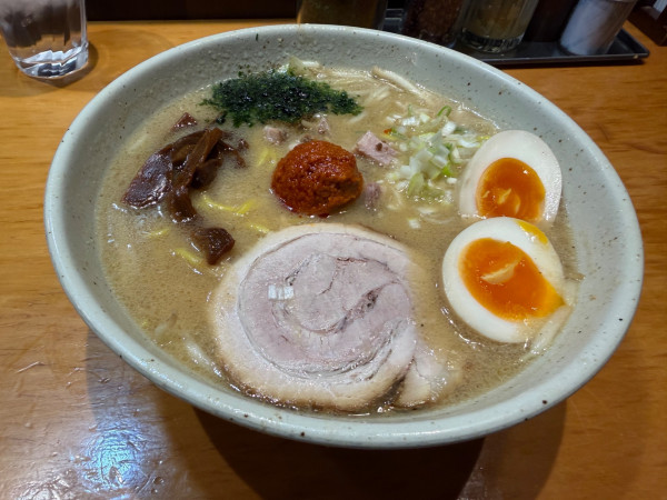 「辛ミソラーメン　➕　味玉」@つじ田 味噌の章の写真