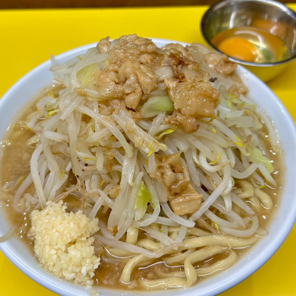 「ラーメン 中（ヤサイマシ・ニンニク少・アブラマシ）＋生玉子」@豚が1番⭐︎脂が2番の写真