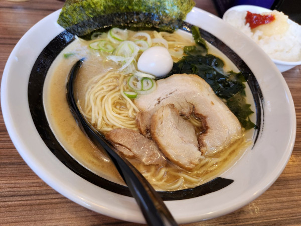 「【リニューアル記念】ＴＵＫＡＳＡラーメン」@横濱とんこつTUKASA 蒲田店の写真