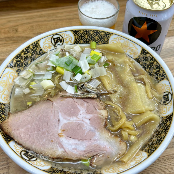 「ラーメン（辛味抜き）＋缶ビール」@すごい煮干ラーメン 凪 神保町店の写真