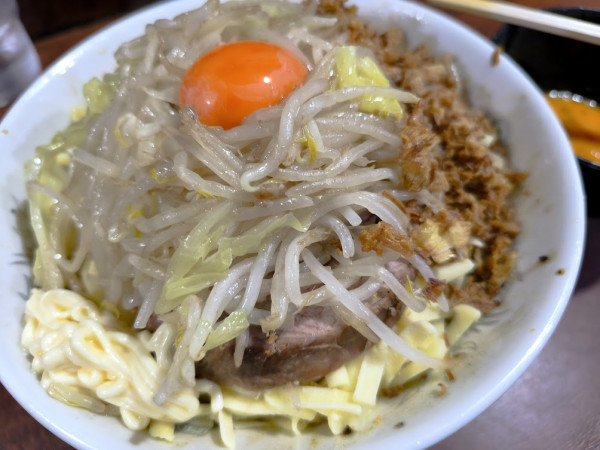 「塩・汁なし・カレー・チーズ・生卵（野菜少・大蒜・マヨ脇）」@D麺の写真