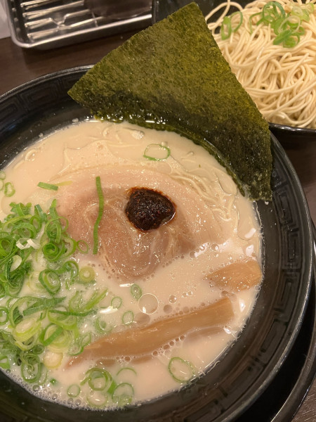 「とんこつらぁ麺醤油　880円」@濃厚とんこつラーメン 壱角堂 池袋西口店の写真