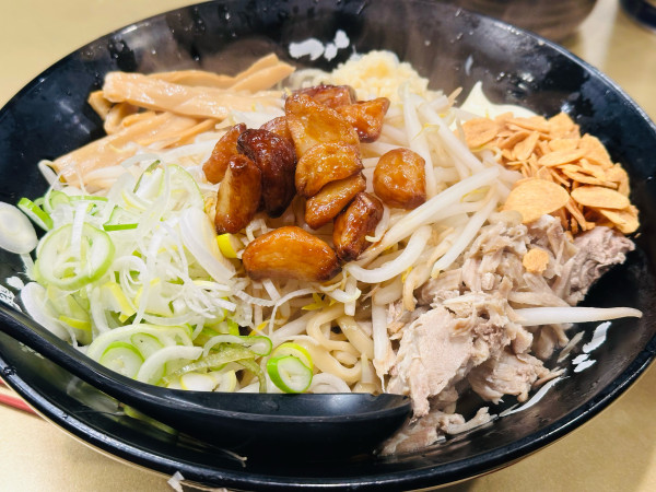「にんにくマン 1,200円 大盛(麺量560g) 無料」@超ごってり麺 ごっつ 亀戸本店の写真