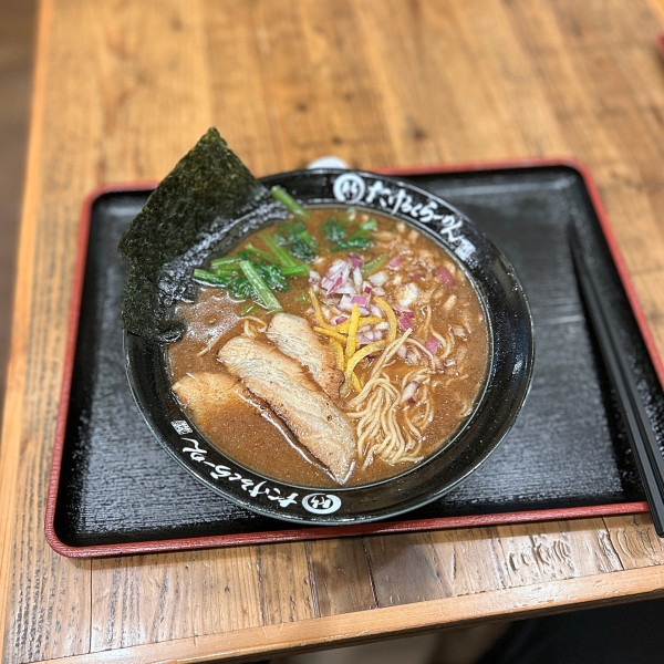 「焦がし煮干し醤油らーめん」@たけろくらーめん 大手町店の写真