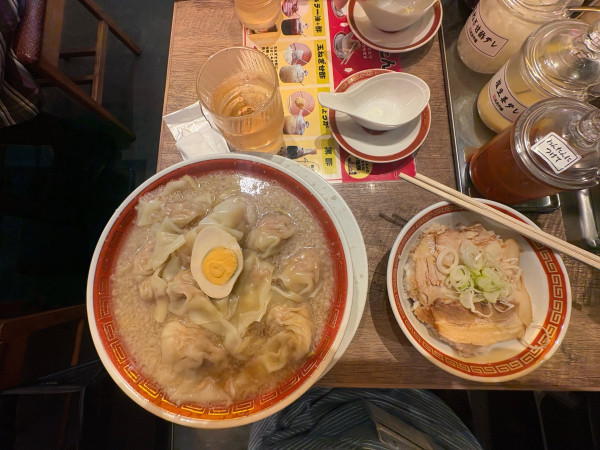 「粗挽肉汁ワンタン麺　豚丼　1120円」@広州市場 田町店の写真