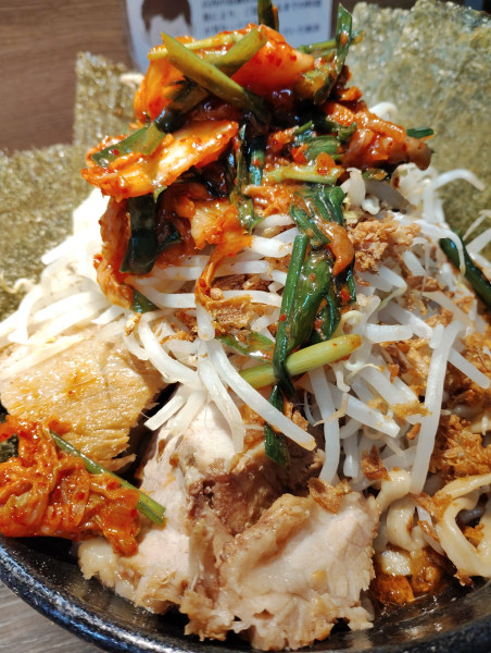 「デフォ汁無し350 TPニラキムチ&海苔」@麺屋 浜一の写真