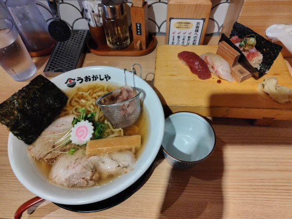 「【限定】追いかつおラーメン＋赤酢にぎり鮨３貫　並盛り」@鮨とラーメン うおがしや 新橋店の写真