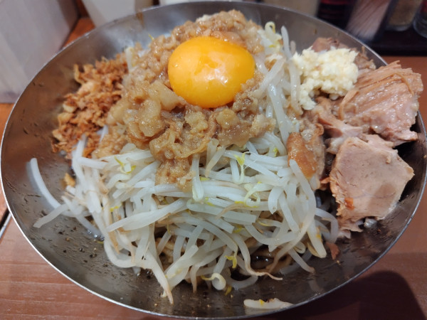 「汁無し・中　※野菜＆背脂マシ無料　＋ニンニク：無料」@ラーメン 太るの写真