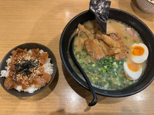 「特製らーめん（特よかセット）＋麺増し＋替玉4」@久留米ラーメン 初代 よかろうもんの写真