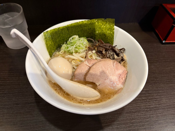 「特製豚骨らーめん(醤油)」@三鷹食堂いなりの写真