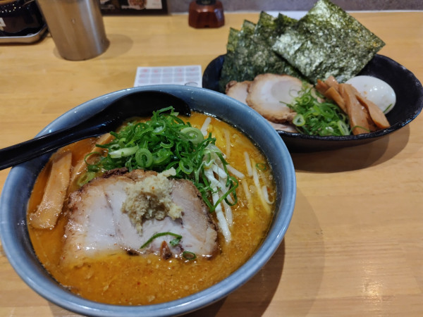 「札幌味噌󠄀　＋特製盛り：サービス」@らーめん三空 あづみの本店の写真