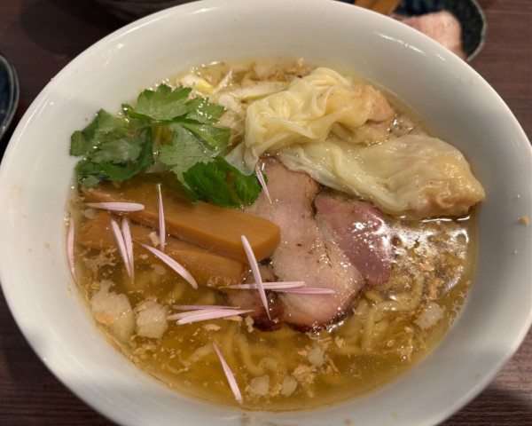 「[限定]背脂生姜塩らぁ麺+ワンタン」@支那蕎麦屋  藤花の写真